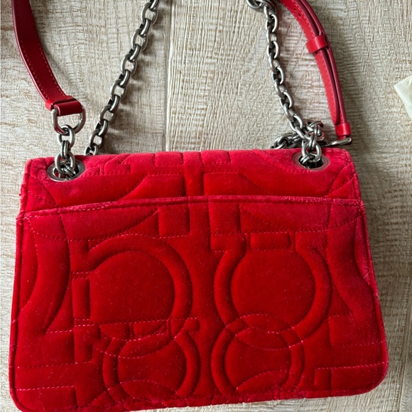 New Salvatore Ferragamo red Gancini turnlock flap quilted velvet bag - Picture 2 of 9